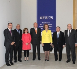 Don Juan Carlos y Doña Sofía junto con José Antonio Vera, Alfonso S. Palomares, Luis María Anson y Miguel Ángel Gozalo, que han estado al frente de la
